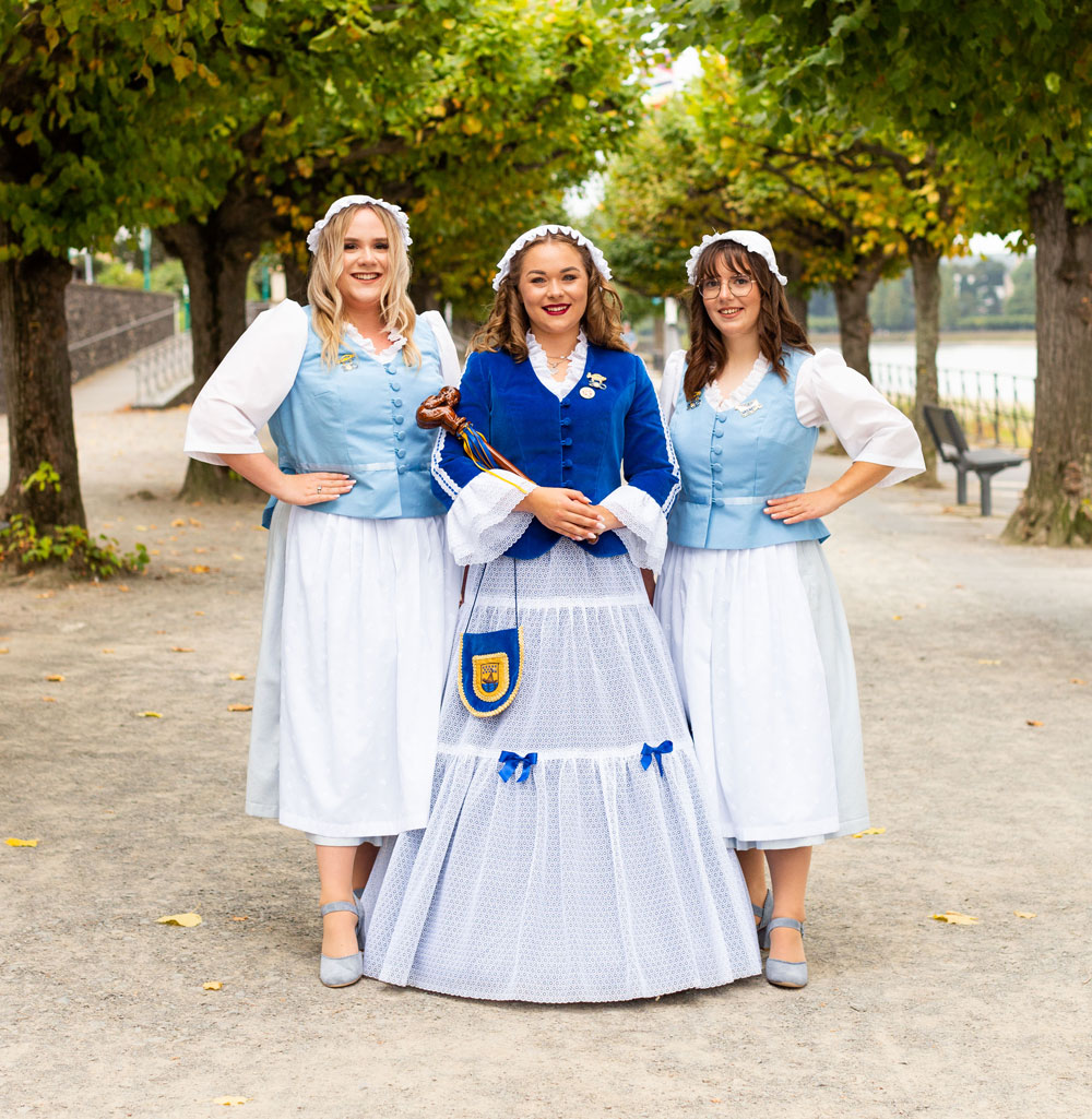 Sabrina I. mit Wäscherinnen