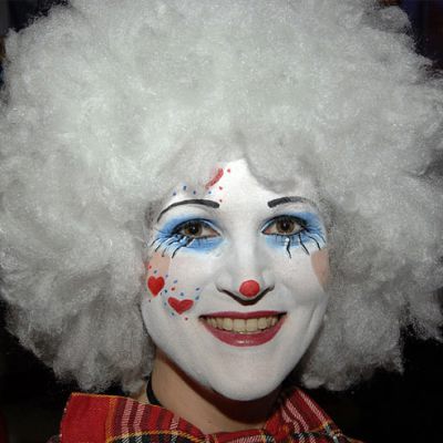 Kostümierte Frau mit Clownsgesicht
