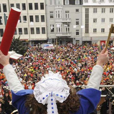 Wäscherprinzessin von hinten mit Blick auf den Marktplatz Bonn