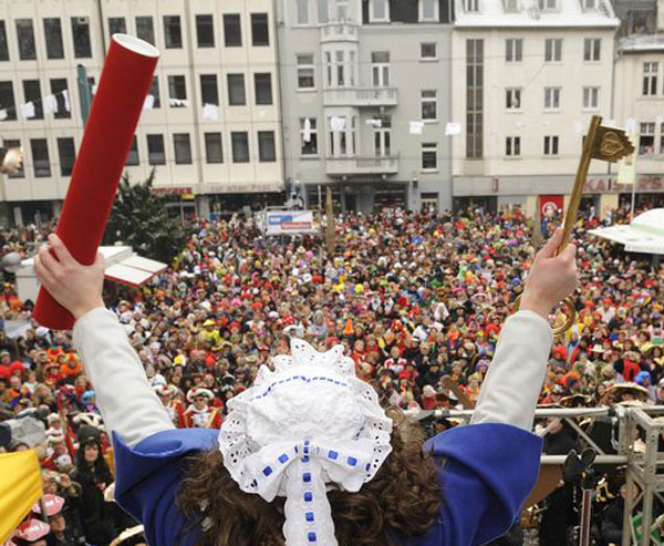 termin_rathaussturm_luisa Wäscherprinzessin von hinten mit Blick auf den Marktplatz Bonn